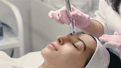 شيزوفرينا المجتمع السوري..شكاوى من المعيشة وإقبال كبير على عمليات التجميل !!