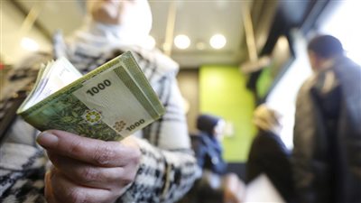 الواقع الاقتصادي الصعب: الموظف في سوريا يعيش اليوم على ذكريات راتب 2010