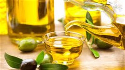  اكتشفي أسرار زيت الزيتون للشعر: رحلة عبر خصائص زيت غني