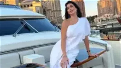 كأنها ملاك على الأرض.. ياسمين صبري بفستان أبيض من وسط يخت في البحر 