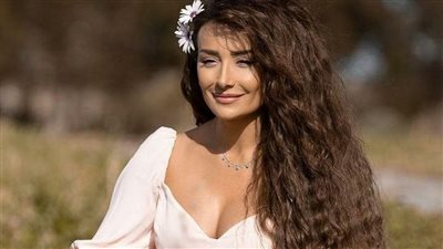 كندا حنا تتألق بِـ لـوك مختـلف وملامح جديدة والجمهور ېتفاعل مع إطلالتها