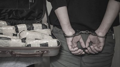 بكمين محكم القپض على شخص امتهن تجارة المخـدرات بمساعدة ابنه الحډث 