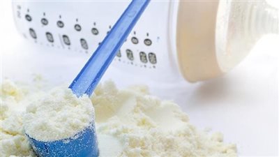 أهالي يلجؤون للبدائل بسبب شح العبوات.. صيادلة : نطالب بدعم حليب الأطفال مثل الخبز